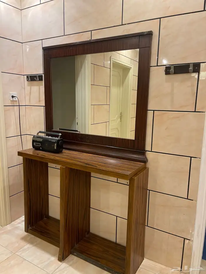 بيع مكتبة ومدخل وجزامة ومغسلتين بمراياها واكسسواراتها 2