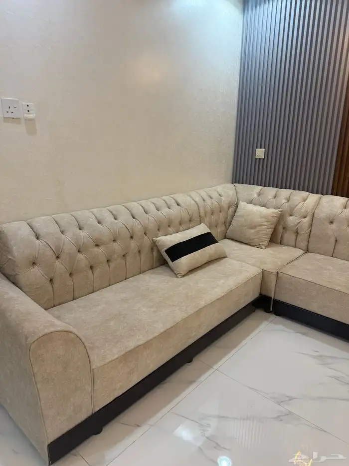 كنب للبيع مع الستاير والطاولات حدي 3800 المجلس 8في 5 4