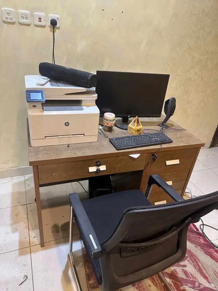 كبيوتر مكتبي مع طاوله وثلاث كرسي 0