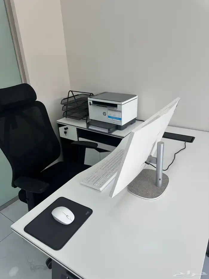 طاولات وكراسي وكمبيوتر وطابعه مودرن وحديث للبيع 4