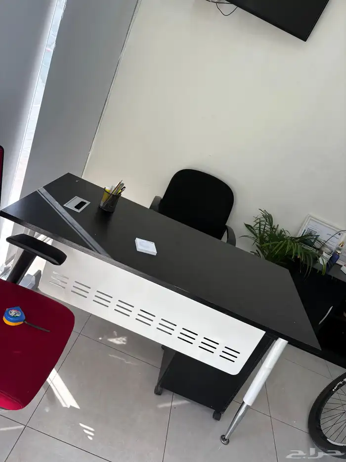 مكتبين ودولاب وكراسي وكنب للبيع 3