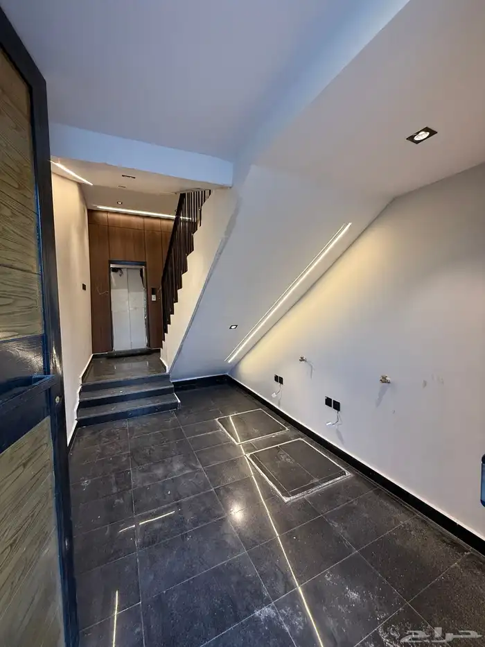 للبيع شقه علويه بمصعد وسطح خاص ف حي الراقي وسط الخدمات 2