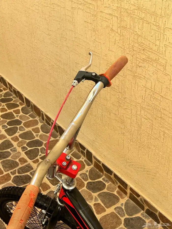 سيكل كوبرا الون اسود عليه خطوط حمرا 2