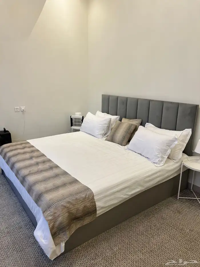 طاولة طعام وغرفة نوم للبيع 4