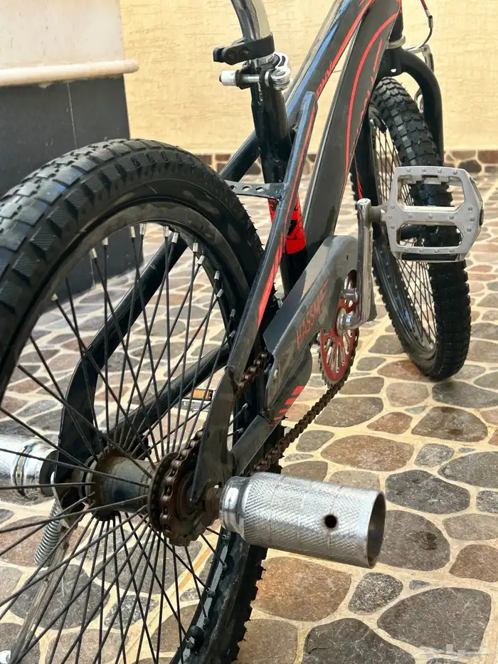 سيكل كوبرا الون اسود عليه خطوط حمرا 4