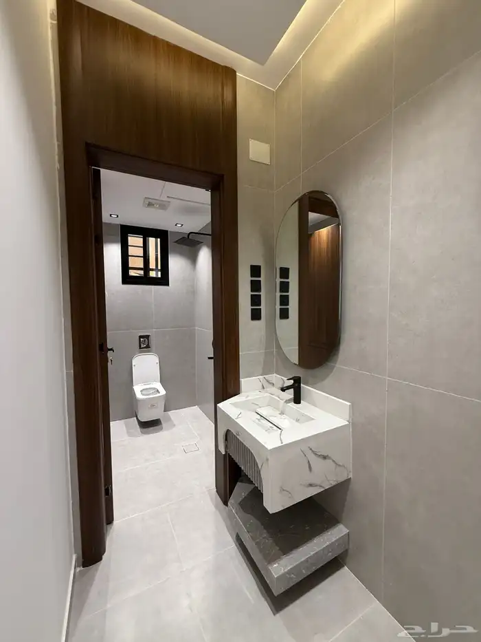 للبيع شقه علويه بمصعد وسطح خاص ف حي الراقي وسط الخدمات 15