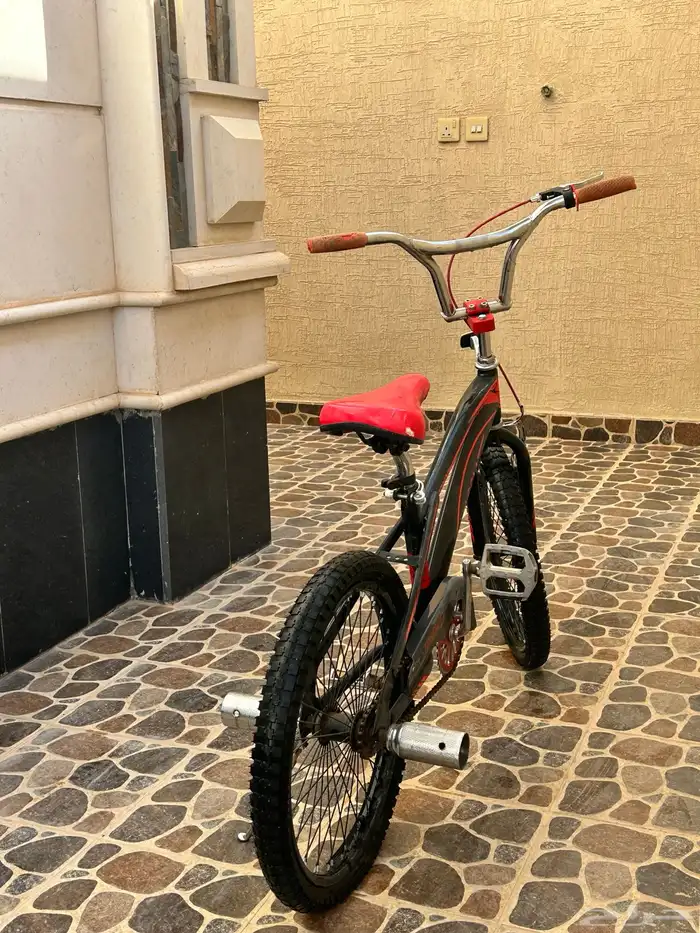 سيكل كوبرا الون اسود عليه خطوط حمرا 6