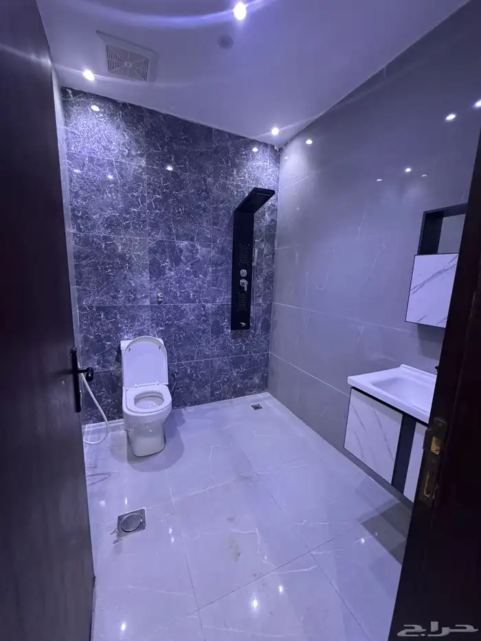 دور ارضي مكون من 5 غرف للإيجار حي الرحمانية 2