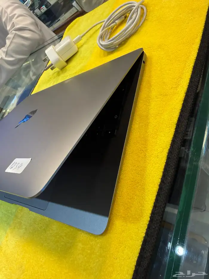 ماك بوك أير 2020 512 قيقاء رام 8 مع الشاحن نصيف 3