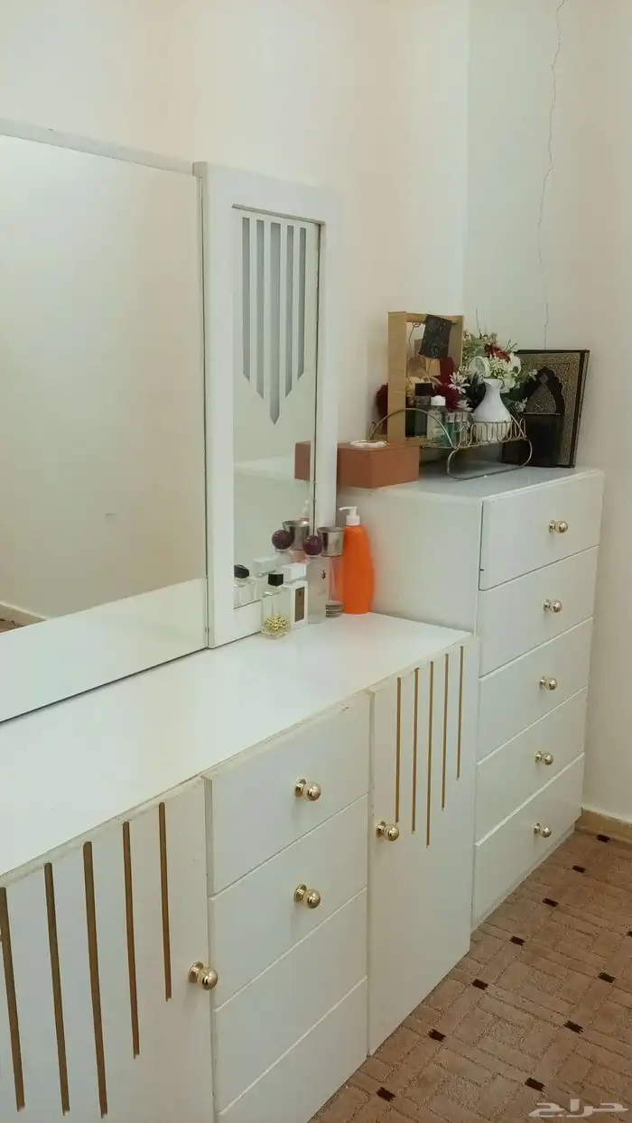 غرفت نوم باب الدولاب مكسور المرايا الغرفه مفكوكه بس عل تحميل 0