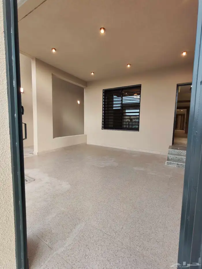 للبيع بأحد رفيده حي النزهه شقه دور ارضي مع بايكه سياره vip 1