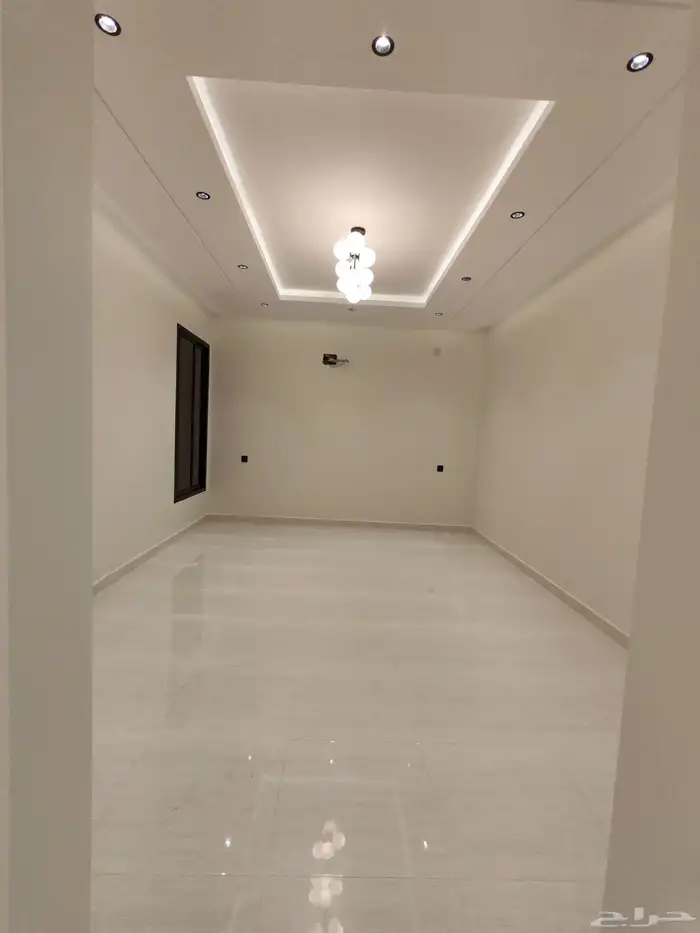 للبيع بأحد رفيده حي النزهه شقه دور ارضي مع بايكه سياره vip 10