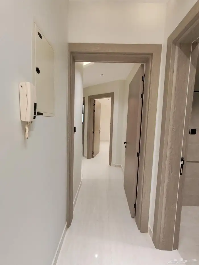 للبيع بأحد رفيده حي النزهه شقه دور ارضي مع بايكه سياره vip 16