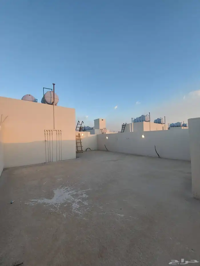 للبيع شقق علويةبدرج داخلى للسطح وشقق ارضية مستقلة حى المصيف 21