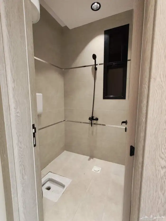 للبيع بأحد رفيده حي النزهه شقه دور ارضي مع بايكه سياره vip 20