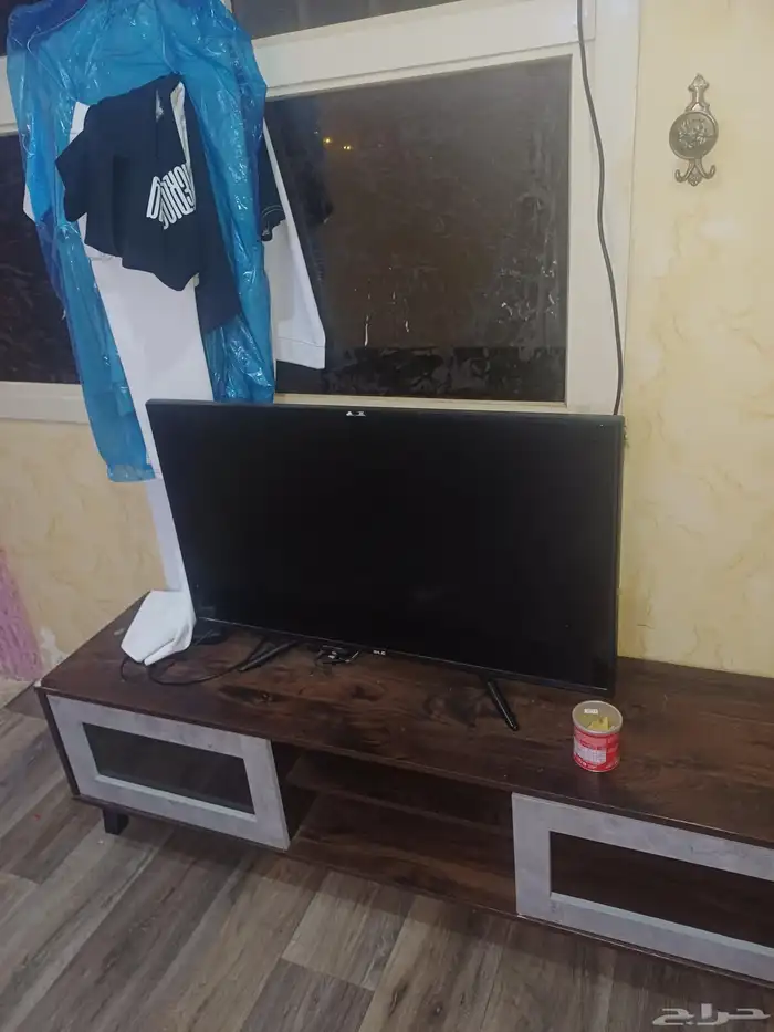 للبيع شاشه مع طاوله 0