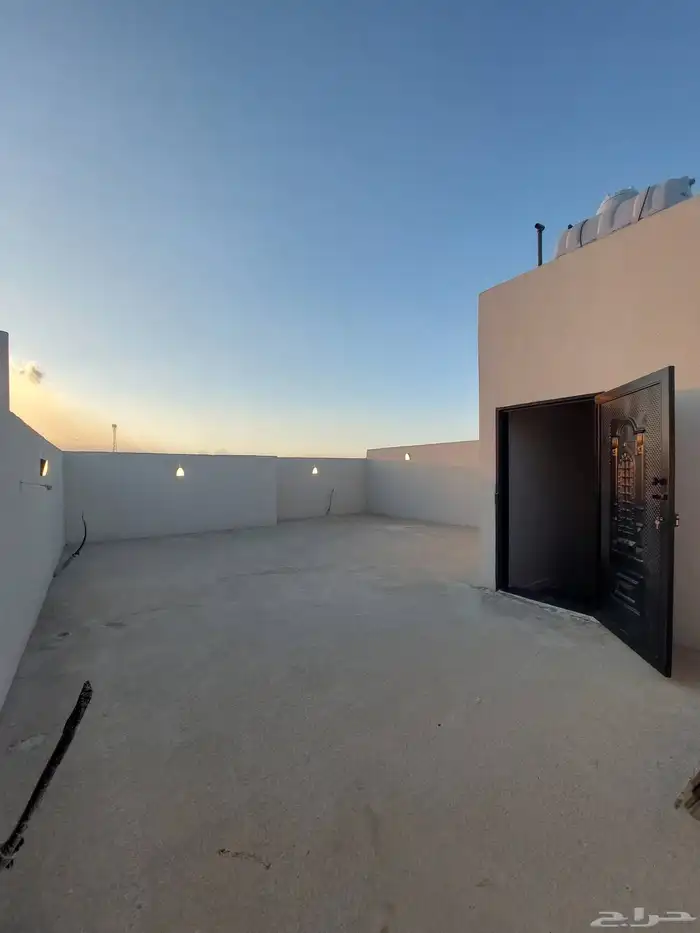 للبيع شقق علويةبدرج داخلى للسطح وشقق ارضية مستقلة حى المصيف 20