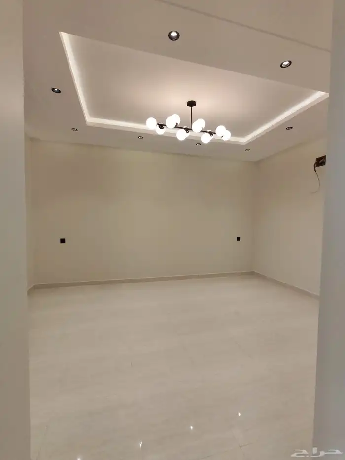 للبيع بأحد رفيده حي النزهه شقه دور ارضي مع بايكه سياره vip 6