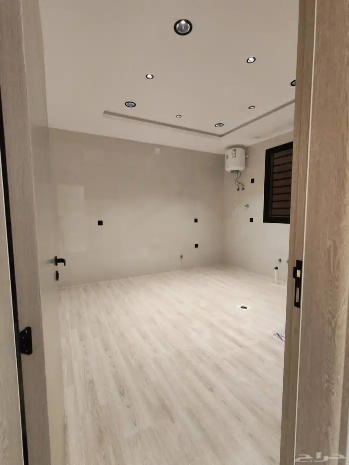 للبيع بأحد رفيده حي النزهه شقه دور ارضي مع بايكه سياره vip 18