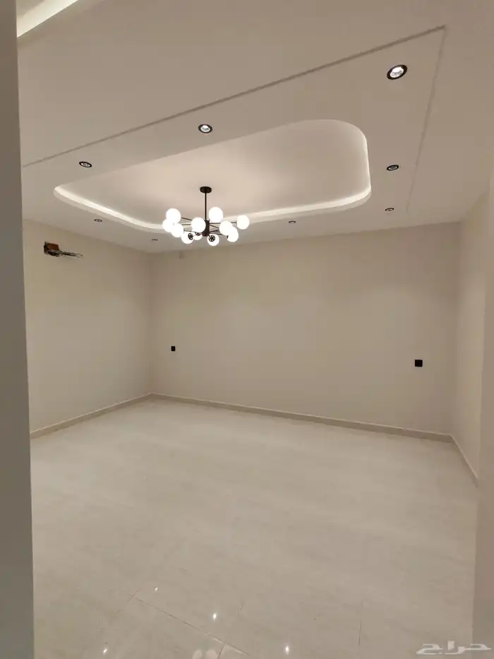 للبيع بأحد رفيده حي النزهه شقه دور ارضي مع بايكه سياره vip 11