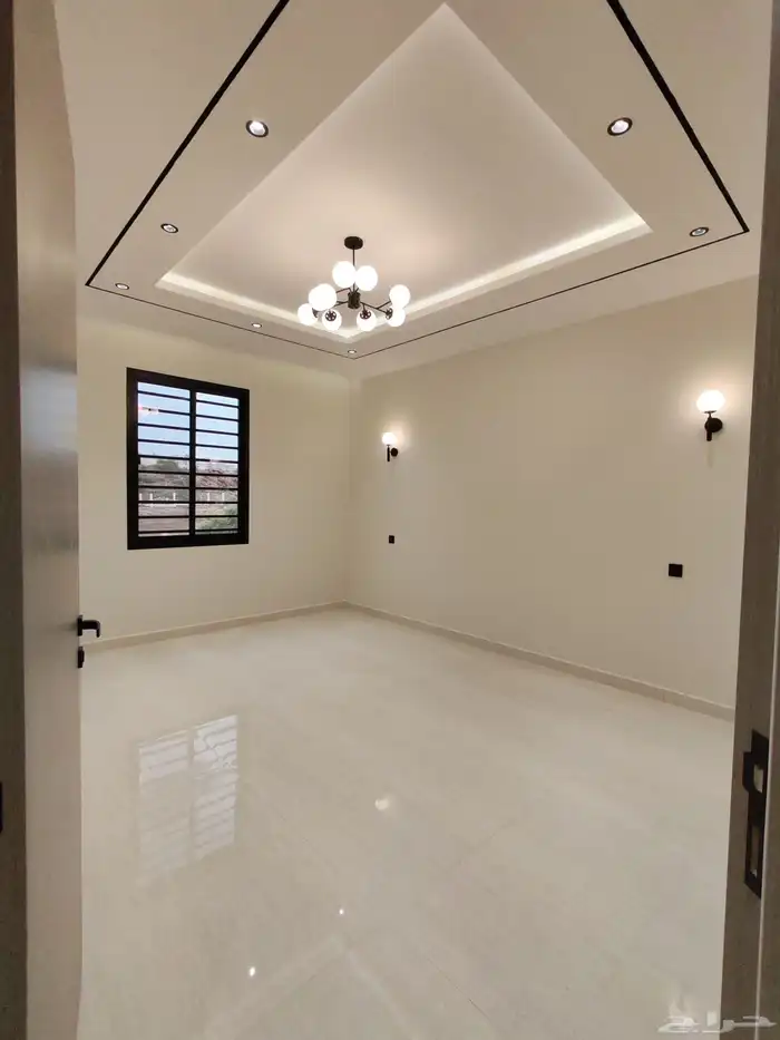 للبيع بأحد رفيده حي النزهه شقه دور ارضي مع بايكه سياره vip 24