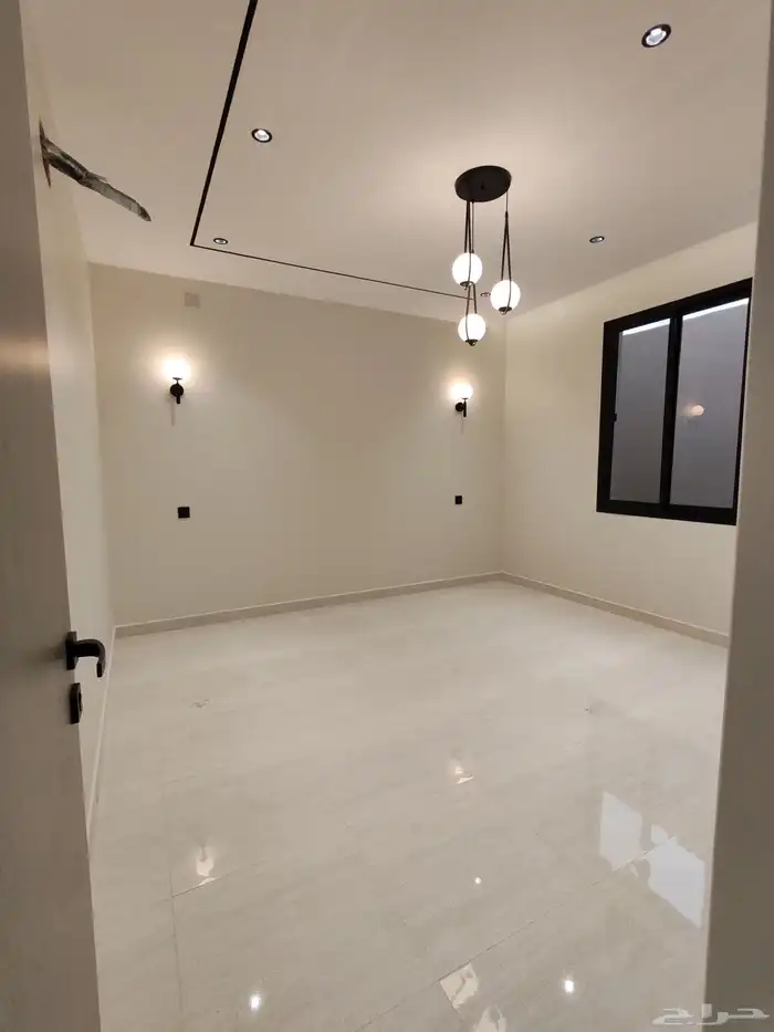 للبيع بأحد رفيده حي النزهه شقه دور ارضي مع بايكه سياره vip 21