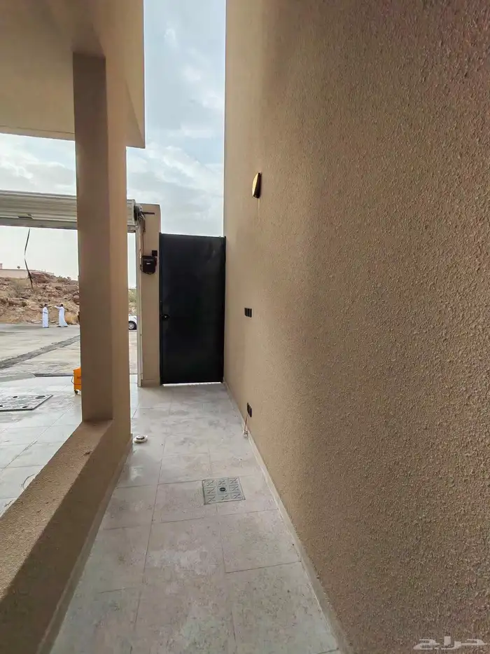 للبيع بأحد رفيده حي النزهه شقه دور ارضي مع بايكه سياره vip 3