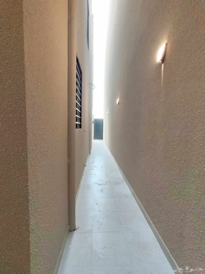 للبيع بأحد رفيده حي النزهه شقه دور ارضي مع بايكه سياره vip 9