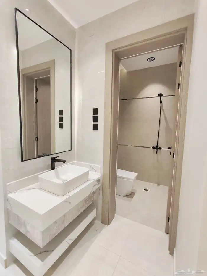 للبيع بأحد رفيده حي النزهه شقه دور ارضي مع بايكه سياره vip 14