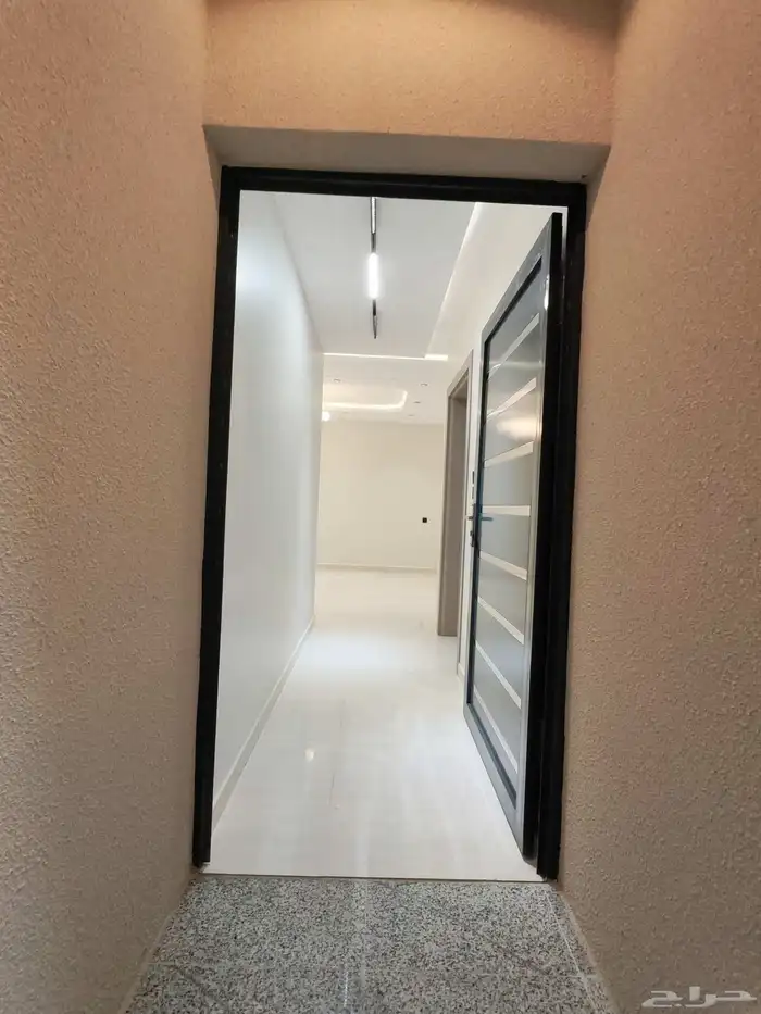 للبيع بأحد رفيده حي النزهه شقه دور ارضي مع بايكه سياره vip 12