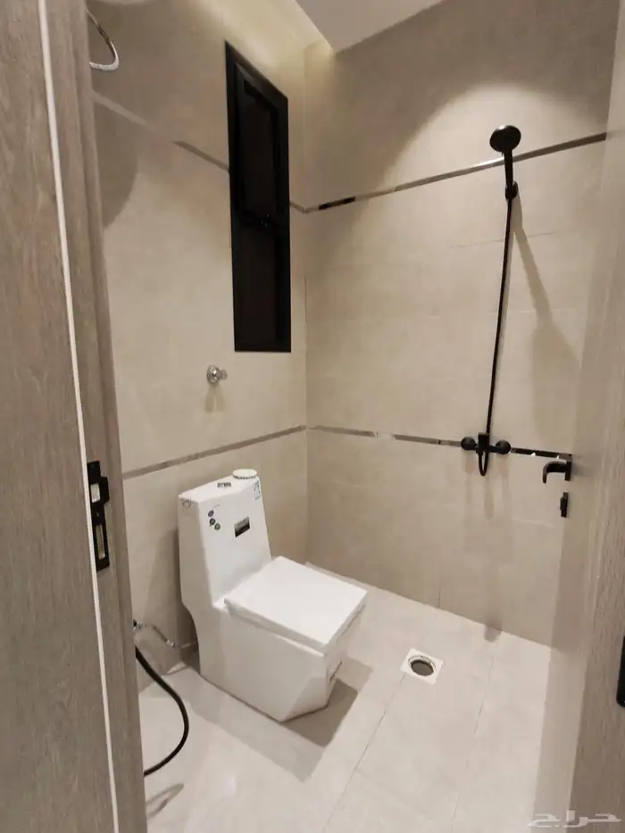 للبيع بأحد رفيده حي النزهه شقه دور ارضي مع بايكه سياره vip 13