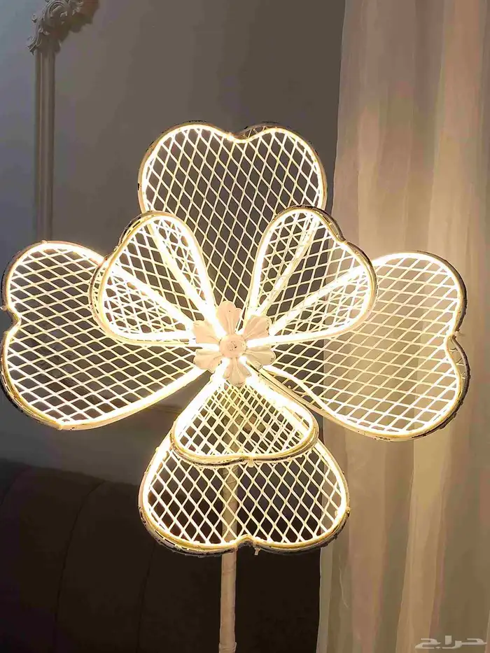 أريكة مع ورد مع إضائة جانبية 3