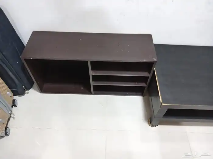 طاولة تلفزيون وجزامة صغيرة وسجادتين 0