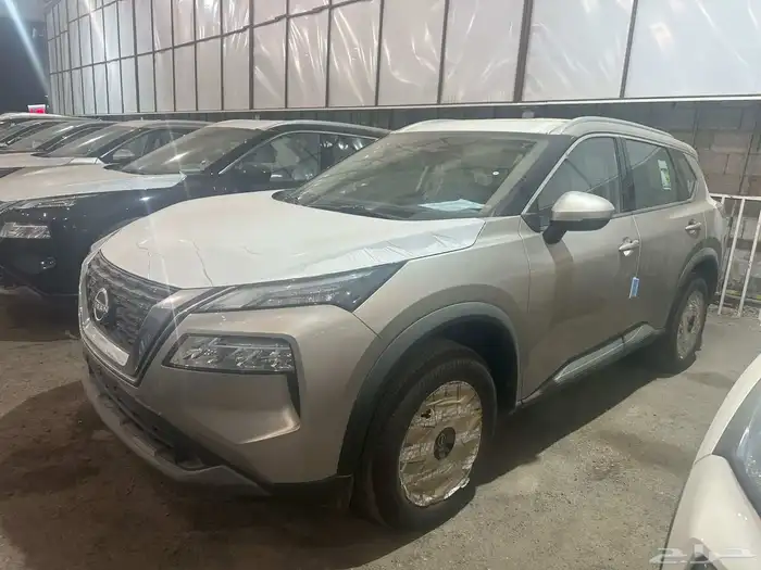 نيسان اكستريل استندر 7مقاعد دبل 2025 ذهبي واسود تسليم فوري 2