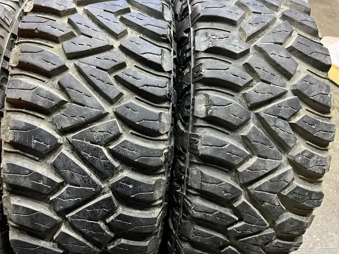 كفرات كومهو حجري كامل مقاس 285 70 17 10