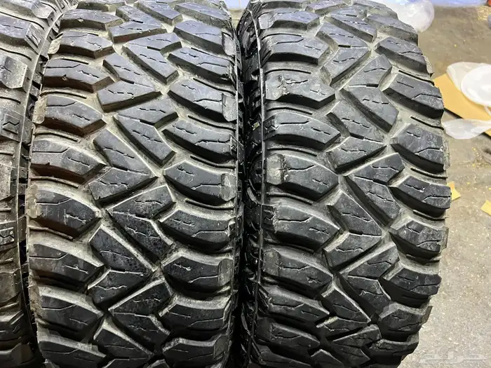 كفرات كومهو حجري كامل مقاس 285 70 17 7