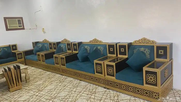 للبيع كنب فخم جديد ونظيف مع الطاولات كاملة 0