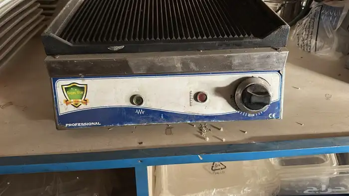 معدات مطعم كاملة بحالة نظيفة 40