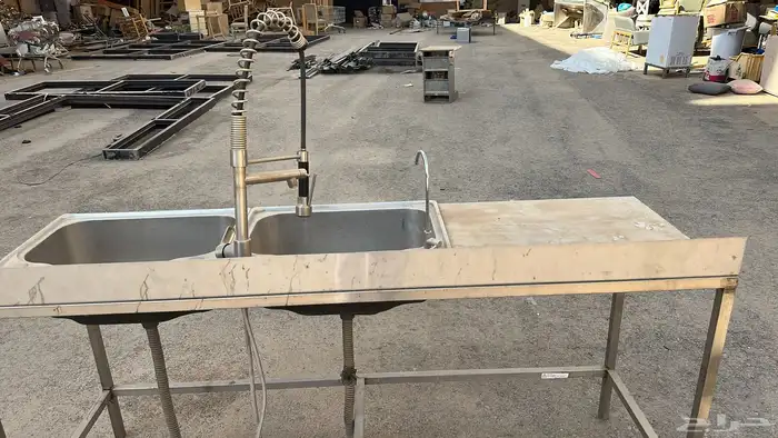 معدات مطعم كاملة بحالة نظيفة 57