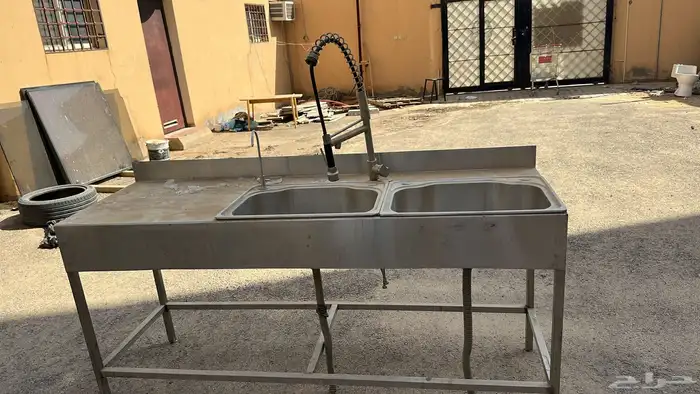 معدات مطعم كاملة بحالة نظيفة 59