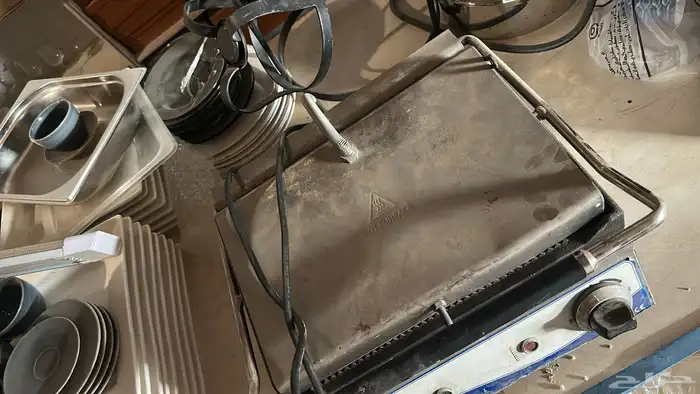 معدات مطعم كاملة بحالة نظيفة 39