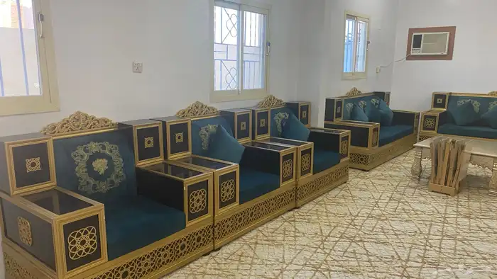 للبيع كنب فخم جديد ونظيف مع الطاولات كاملة 1