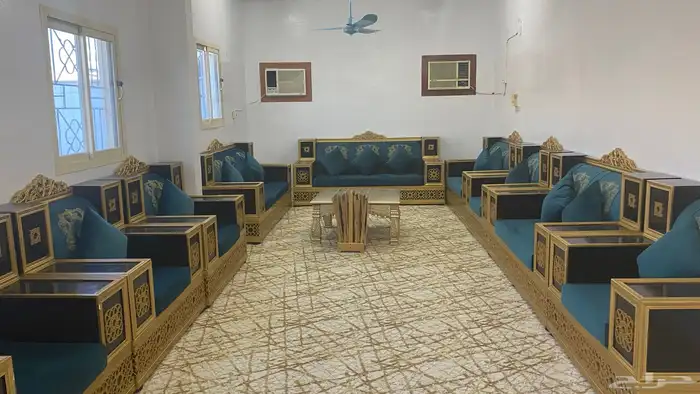 للبيع كنب فخم جديد ونظيف مع الطاولات كاملة 2