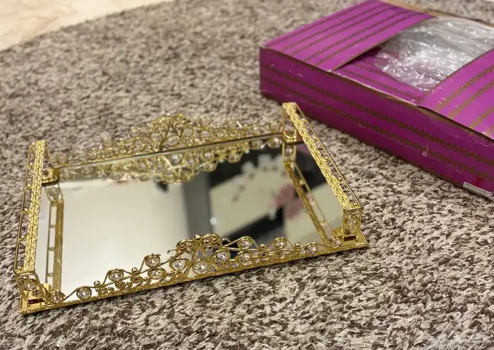 طوفرية ذهبية فخمة بمرايا. 1