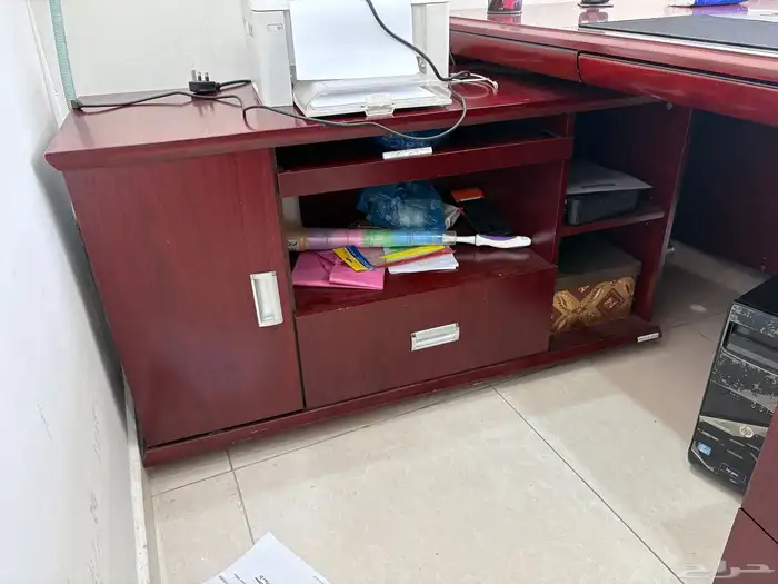 مكتبين ودولاب وكراسي وكنب للبيع 2