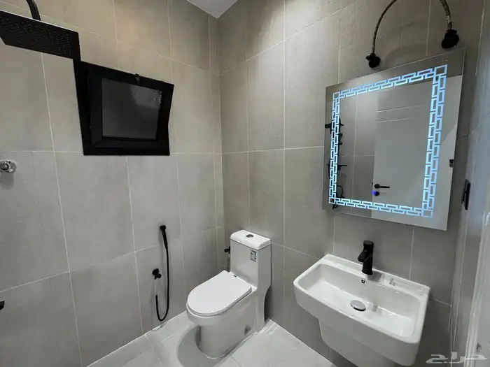 للبيع عمارة دورين وملحق نظام شقق في مخطط ولي العهد 4