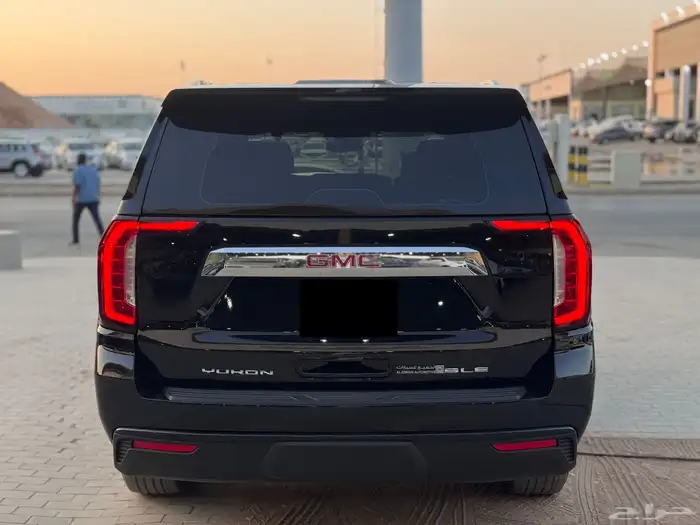 جي ام سي يوكن 2023 اسود دبل 10