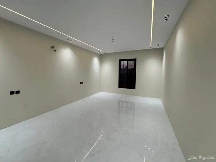 للبيع عمارة دورين وملحق نظام شقق في مخطط ولي العهد 10