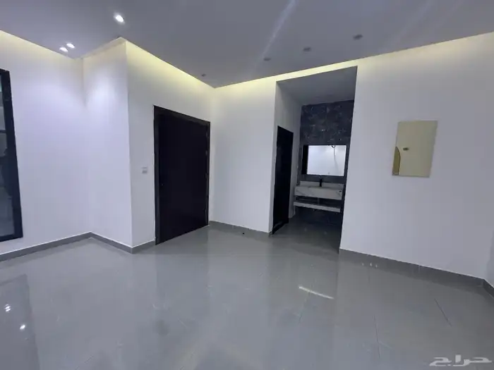 دور ارضي مكون من 5 غرف للإيجار حي الرحمانية 18