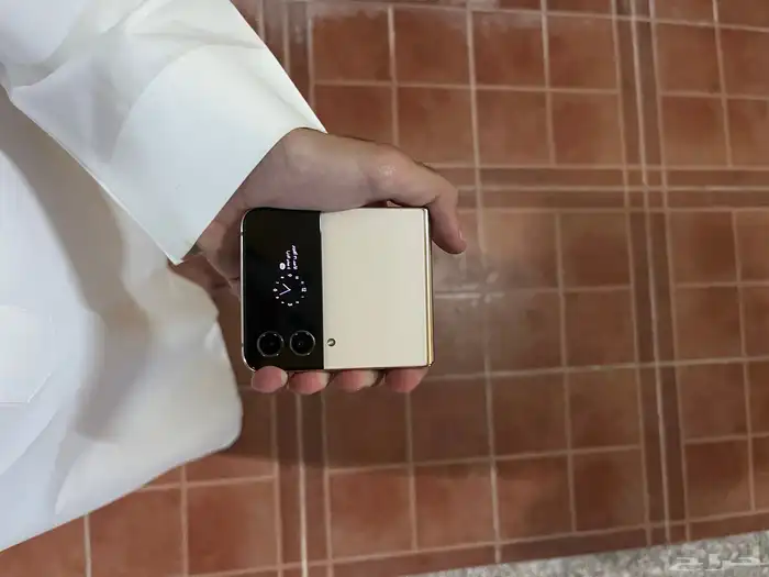 جوال z flip 4 نظيف جدا 7